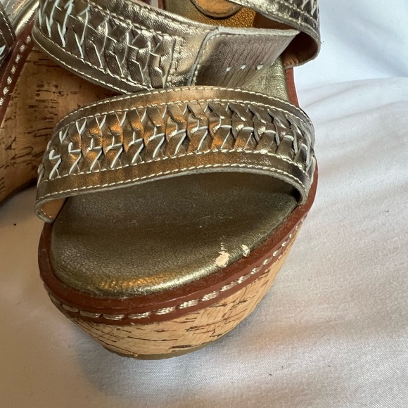Beautiful Banana Republic “Old Gold” cork wedge sandals Size 6 1/2 - Picture 3 of 11